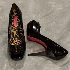Betsey Johnson : Vero Cuoio Black Patent Leather NEW Heel Red Lipstick Charm 8.5